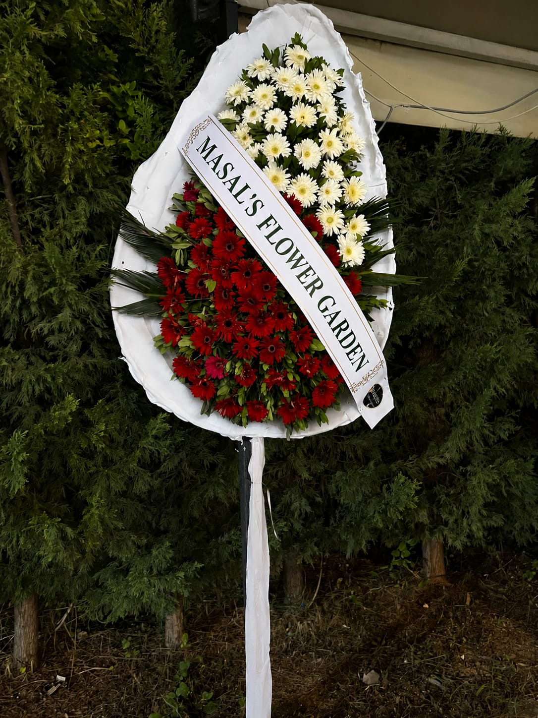 Vega Kırmızı Beyaz Çelenk